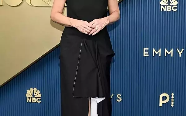 Amanda Peet Shares Early Breast Cancer Symptom