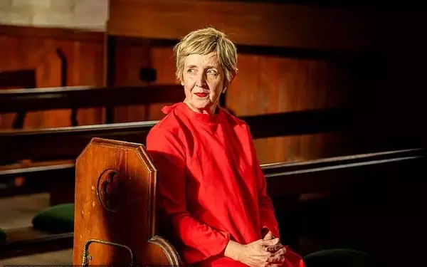 Julie Hesmondhalgh Charms Viewers in 'Celebrity Traitors' Premiere, Embracing Her Starstruck Side
