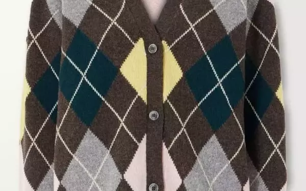 Elevate Your Airport Style: The Essential Cardigan for Comfortable Travel