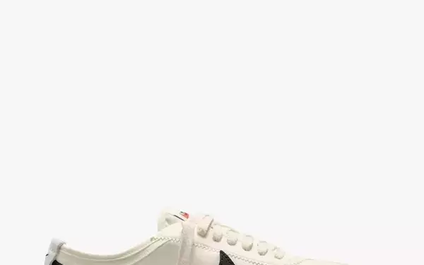 Model-Off-Duty Sneaker Styles for Fall