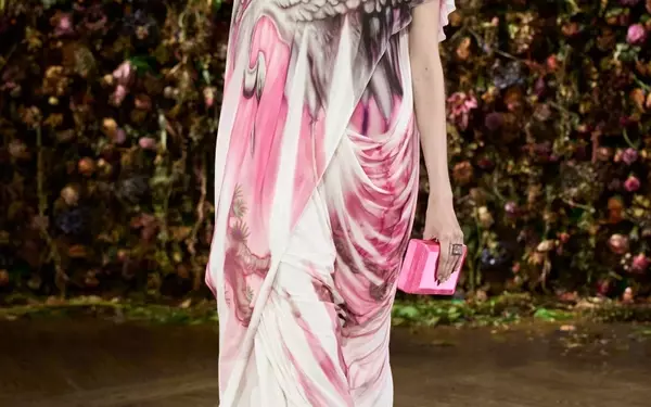 The Resurgence of Airbrushing in High Fashion