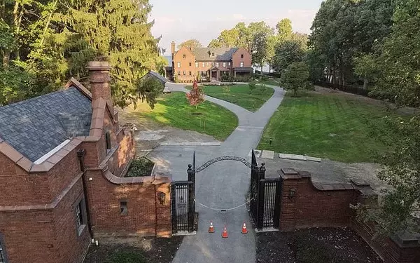 Celebrity Property Dispute: Swift and Kelce's Mansion Sparks Neighborhood Outcry
