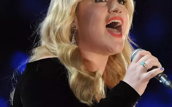 Kelly Clarkson's Retail Adventures: From Historic Rings to Singing Birds
