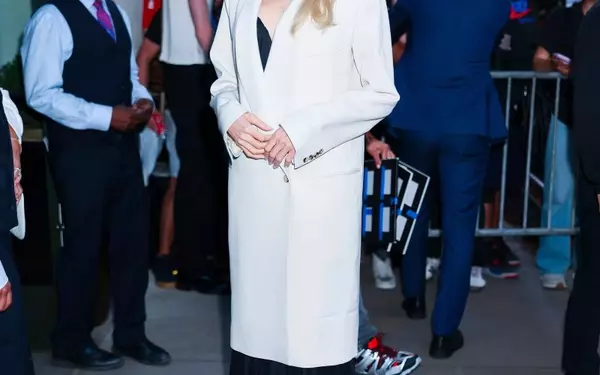 Veronica Leoni's Calvin Klein Red Carpet Style: A Retrospective