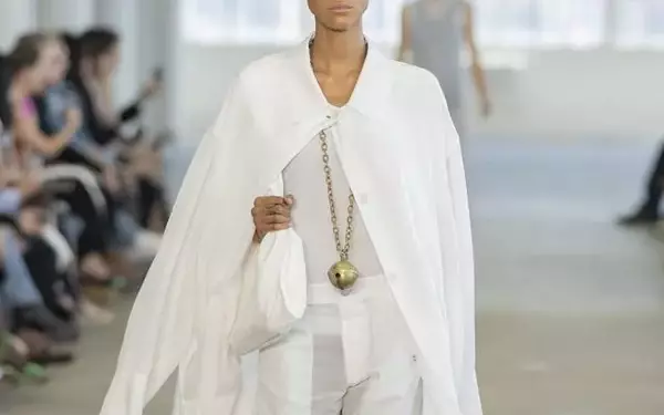 The Resurgence of Long Pendant Necklaces: A Dominant Trend on the Runways