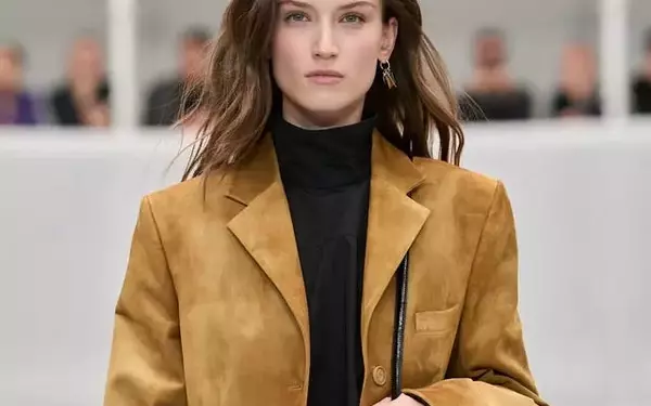 Elevate Your Autumn Style: The Versatile Suede Blazer