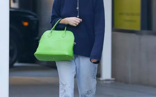 Jennifer Lawrence's Bold Green Hermes Bag Steals the Spotlight, Signaling a Shift in Fashion Trends