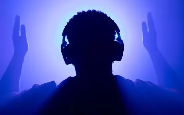 AlphaTheta Unveils HDJ-F9 DJ Headphones with Ultra-Low Latency Wireless Technology