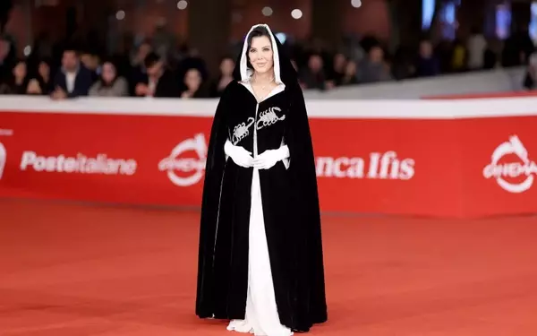 Celebrity Style Evolution: Kim Kardashian and Kris Jenner's Homage to Hollywood Glamour