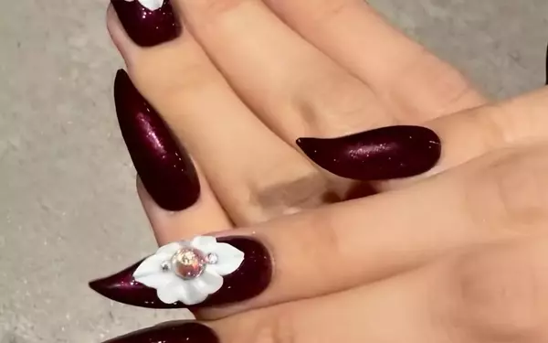 Lisa's Thai Culture-Inspired Manicure Takes Center Stage