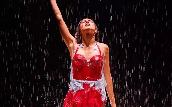 Olivia Rodrigo's Dissolving Dress: A Fusion of Fashion and Performance Art